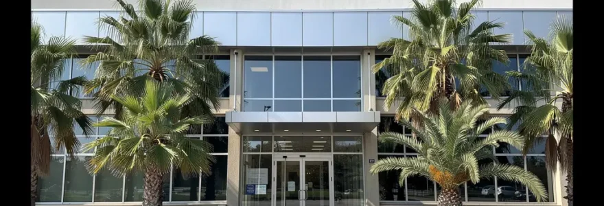 Façade moderne d'immeuble de bureaux en région PACA avec architecture contemporaine