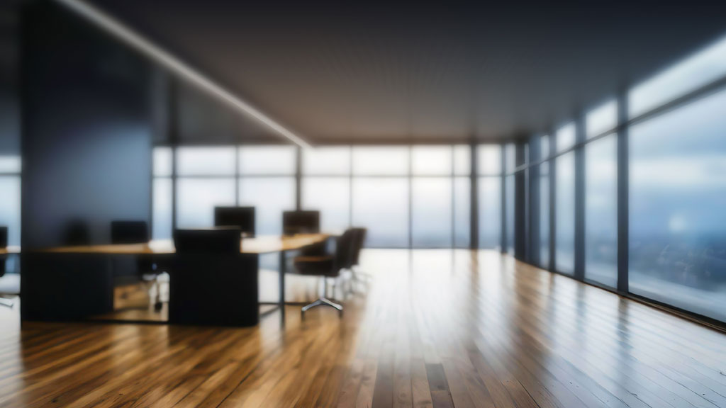 Entrepreneur inspectant un local d'activités professionnel en région PACA