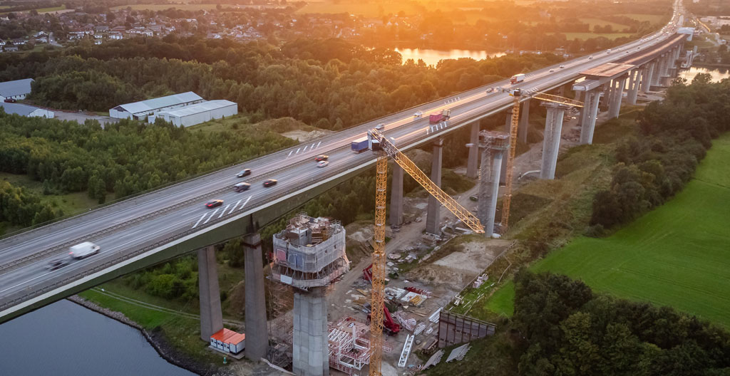 Un TGV arrive dans une gare de campagne signalant l'arrivée de nouveaux projets d'aménagement.